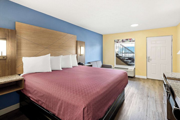 1 King Bed (5 of 18)