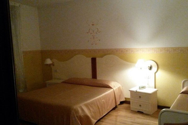 Room 4 of 38