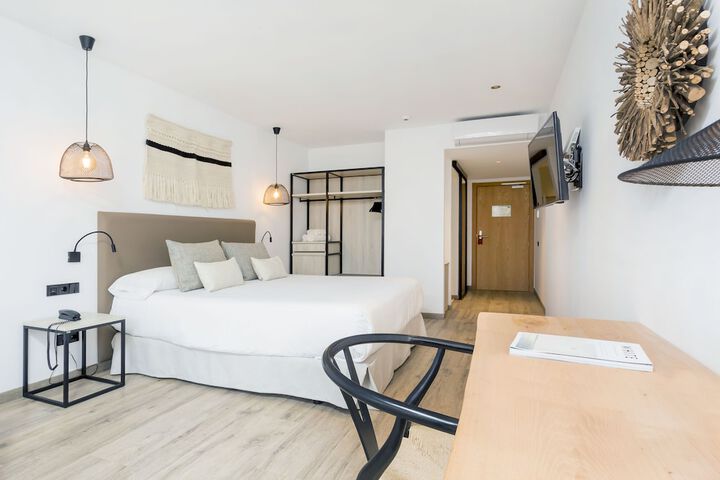 Room 3 of 44