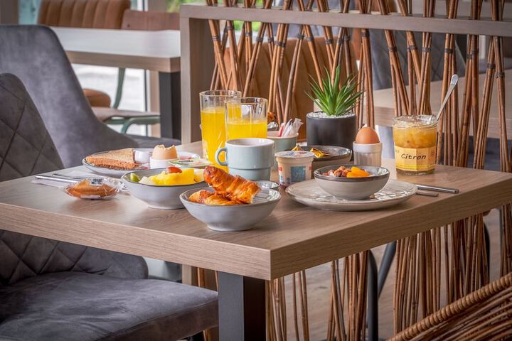 Breakfast/Coffee Service 76 of 127