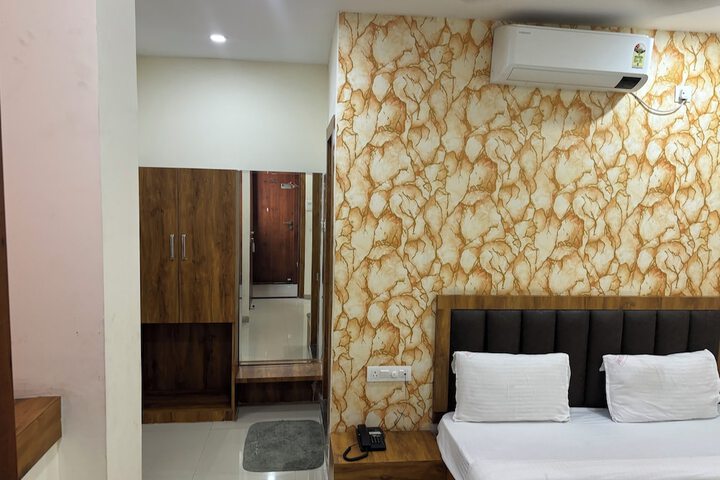 Room 14 of 32