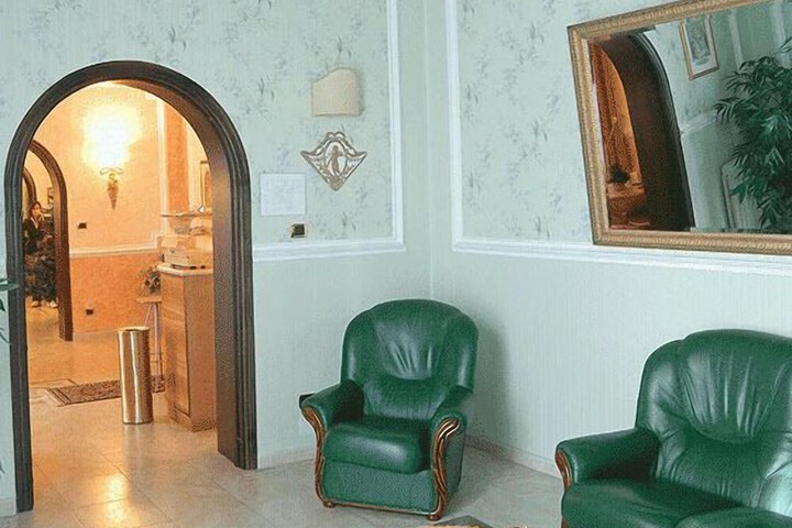 Ballroom/Hall 10 of 14