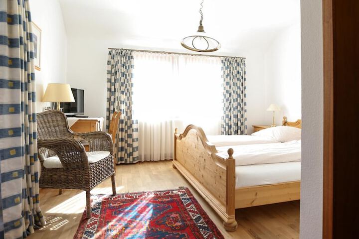 Room 10 of 28