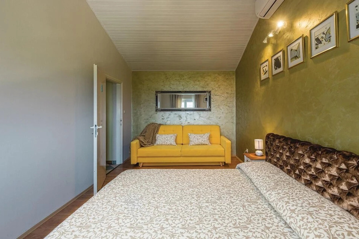 Room 2 of 21