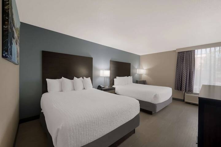 2 Queen Beds (14 of 16)