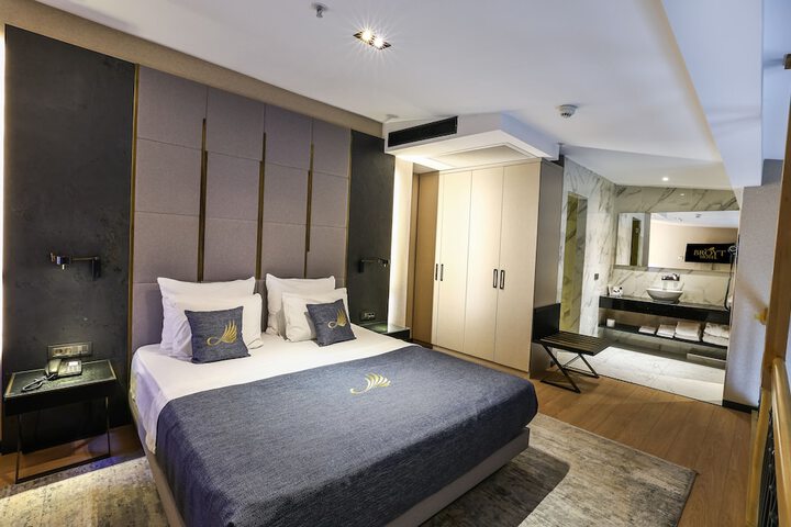 Room 18 of 80