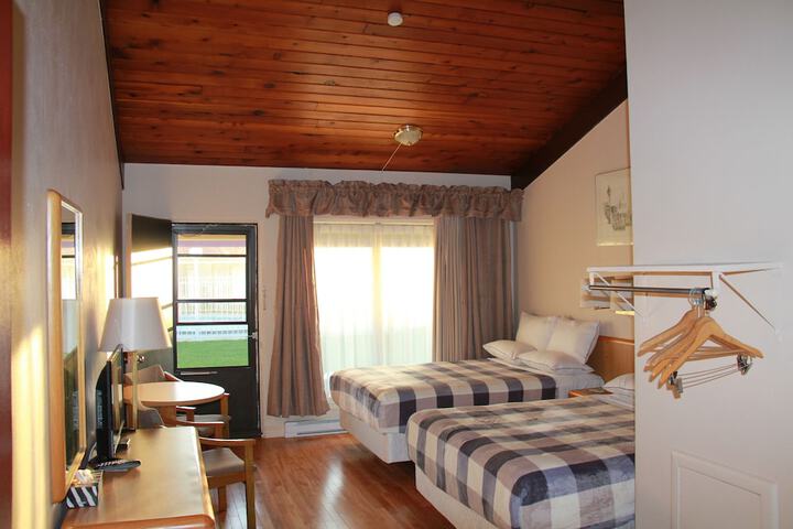 1 Queen Bed (7 of 29)