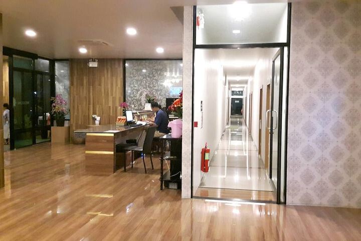 Ballroom/Hall 18 of 20