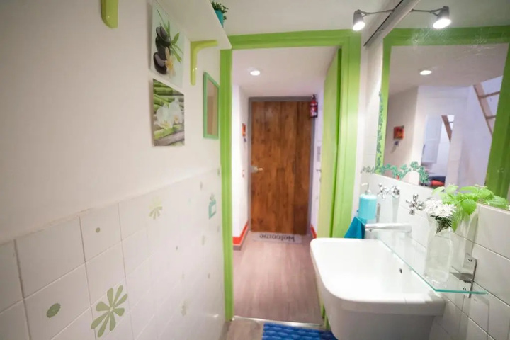 Room 4 of 9