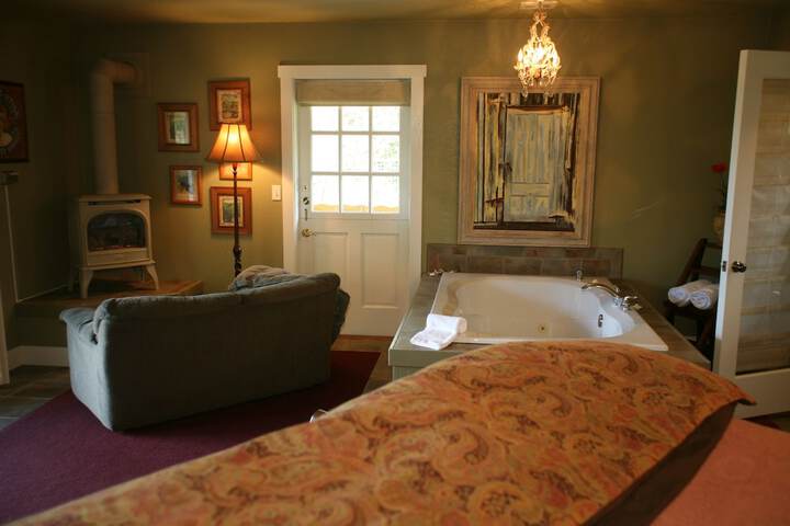 Deep soaking bathtub