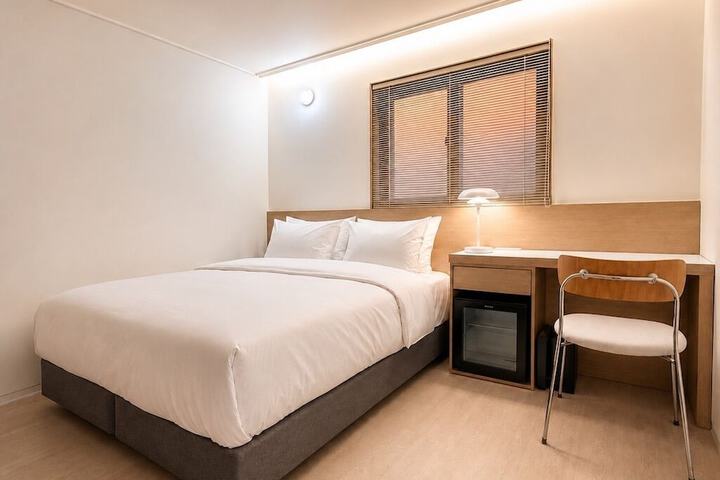 Room 4 of 16