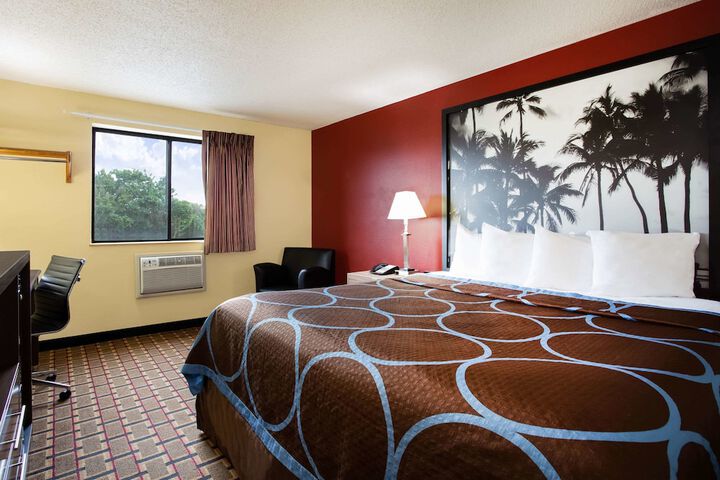 1 King Bed (3 of 6)