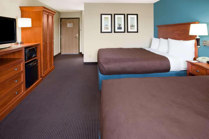 2 Queen Beds (8 of 9)