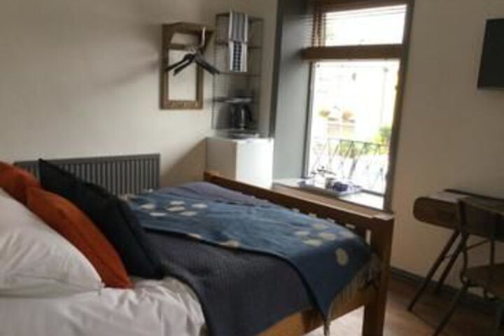 Room 5 of 10