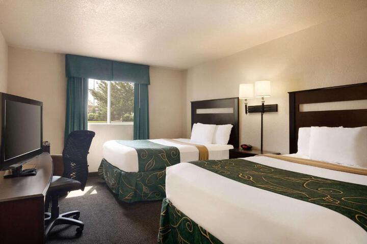 1 Queen Bed Accessible Room (9 of 13)