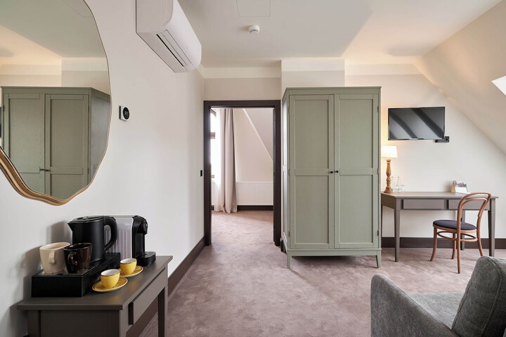 Room 16 of 46