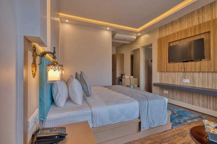 Room 6 of 38
