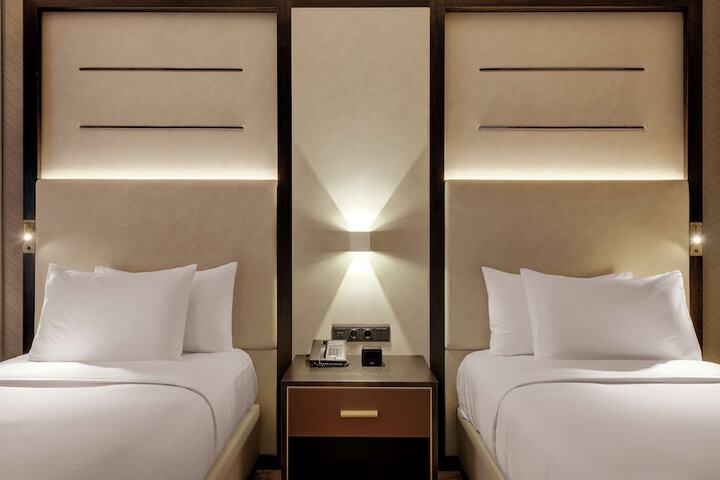 Room 32 of 100