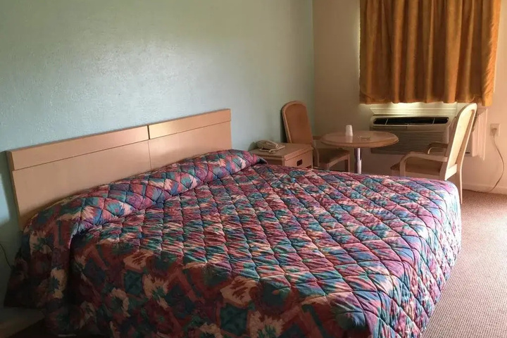 Room 5 of 8