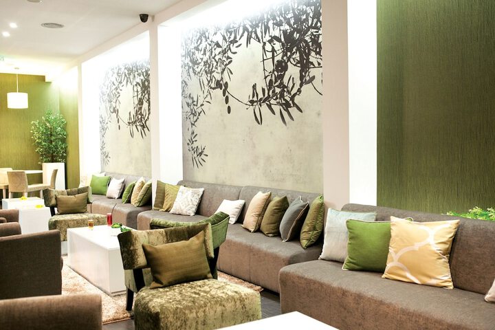 Lounge 34 of 49