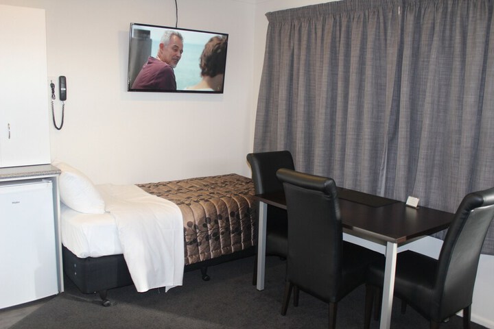 Room 16 of 28