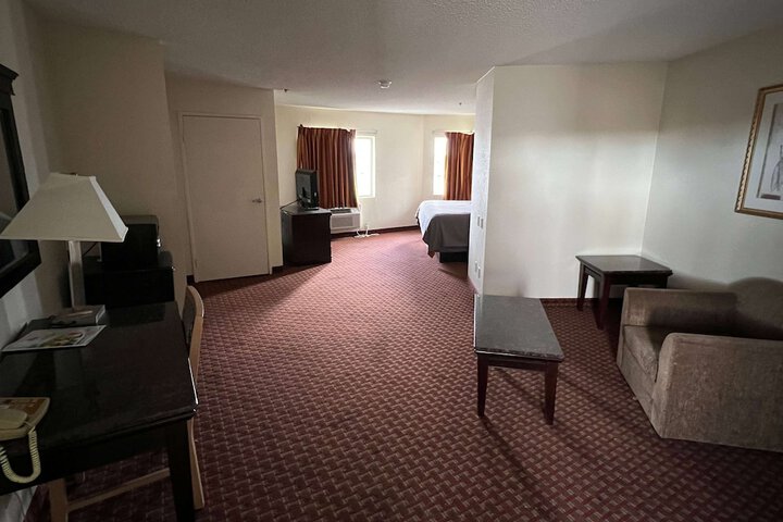 1 King Bed (4 of 18)