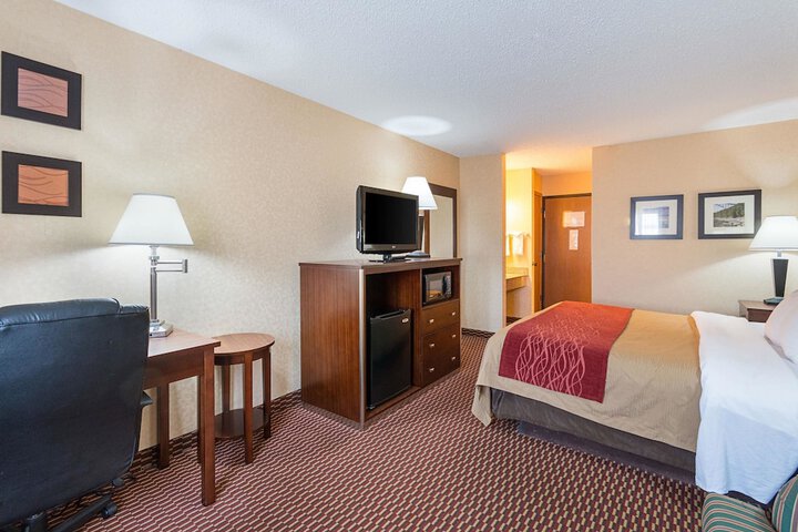 Double Bed Accessible (10 of 12)
