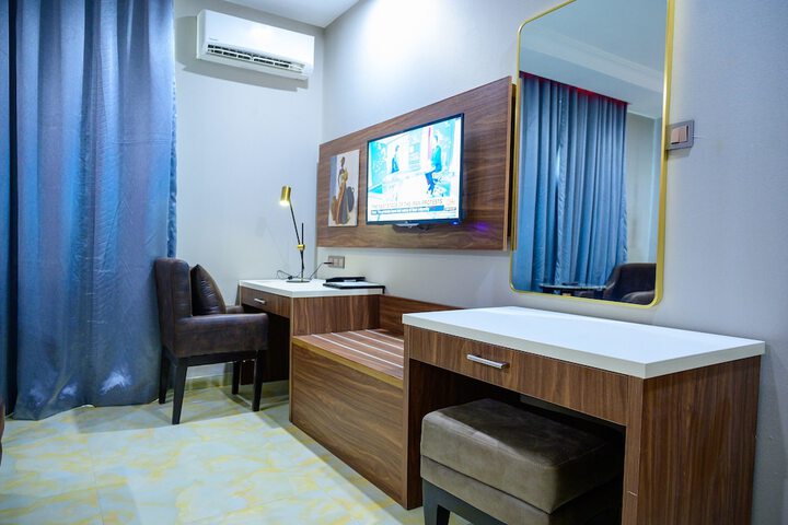Room 25 of 166
