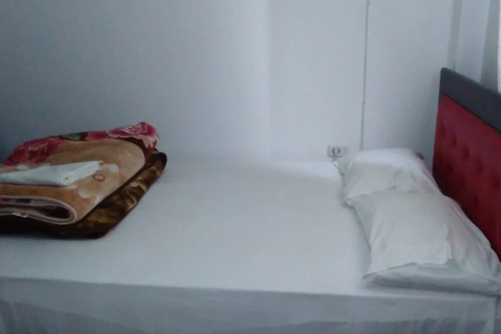 Room 6 of 10