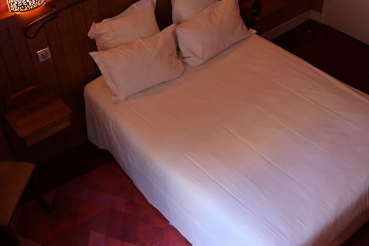 Room 5 of 98