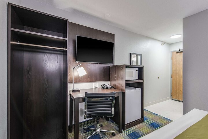 1 Queen Bed (5 of 22)