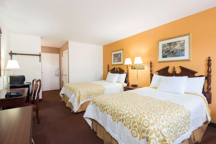 2 Double Beds (3 of 9)