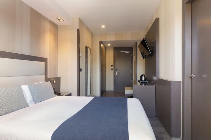 Room 12 of 83