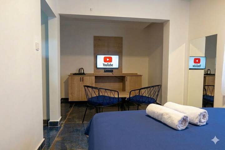 Room 5 of 8