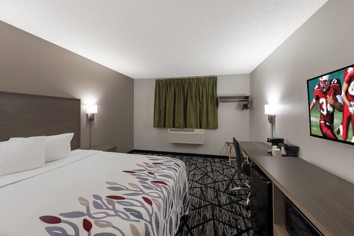 Deluxe Queen Bed (1 of 9)