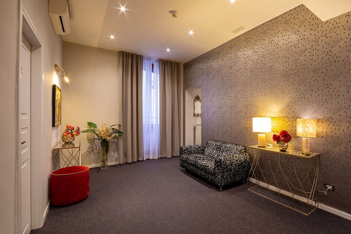 Ballroom/Hall 114 of 124