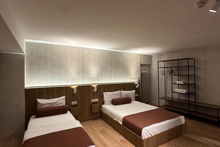 Room 4 of 15