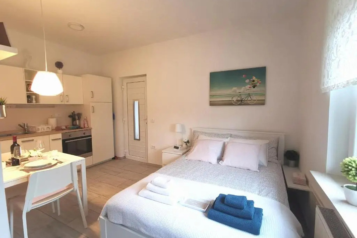 Room 5 of 11