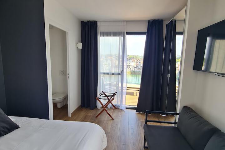 Room 8 of 83
