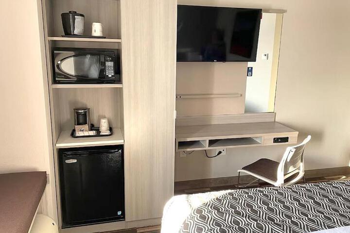 2 Queen Beds (7 of 10)