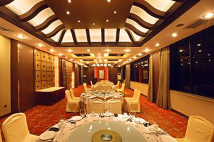 Ballroom/Hall 3 of 28