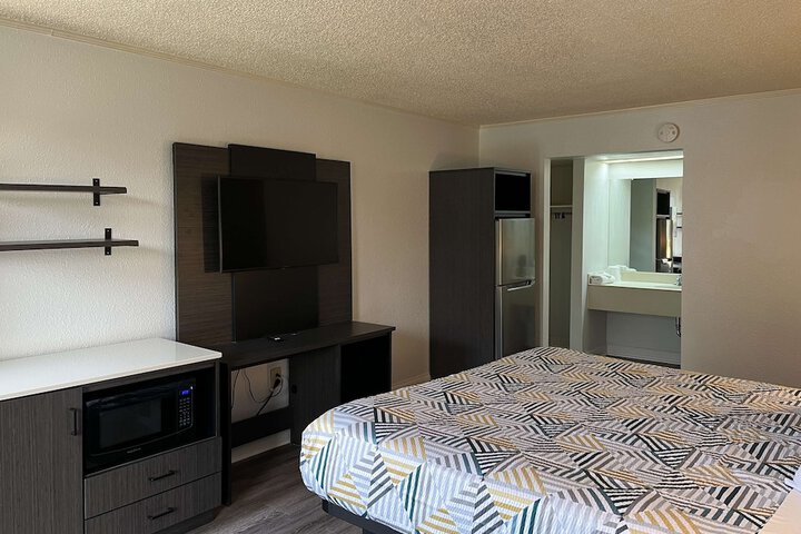 1 King Bed Micfridge (6 of 6)