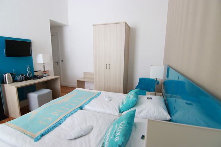Room 3 of 106