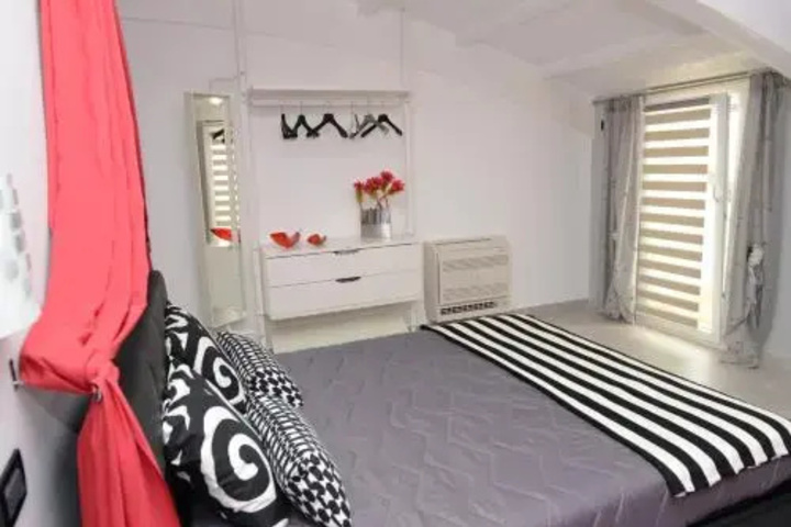 Room 5 of 16