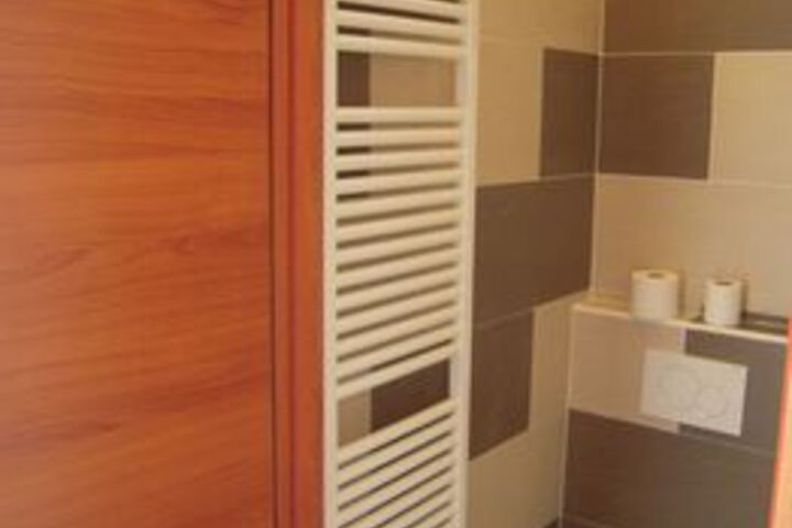 Room 6 of 16