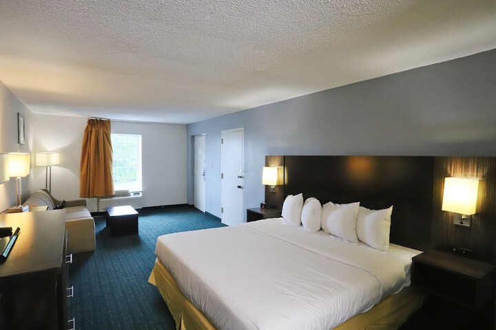 1 King Bed (3 of 4)