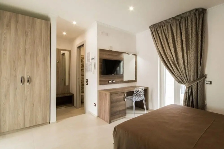 Room 4 of 17