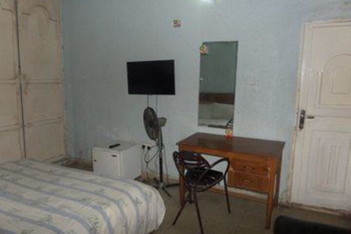 Room 17 of 28