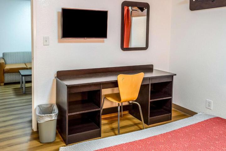 1 Queen Bed (5 of 8)