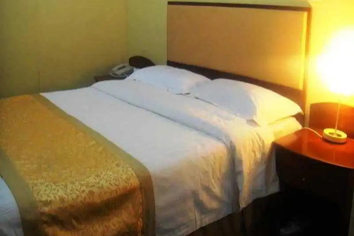 Room 4 of 12